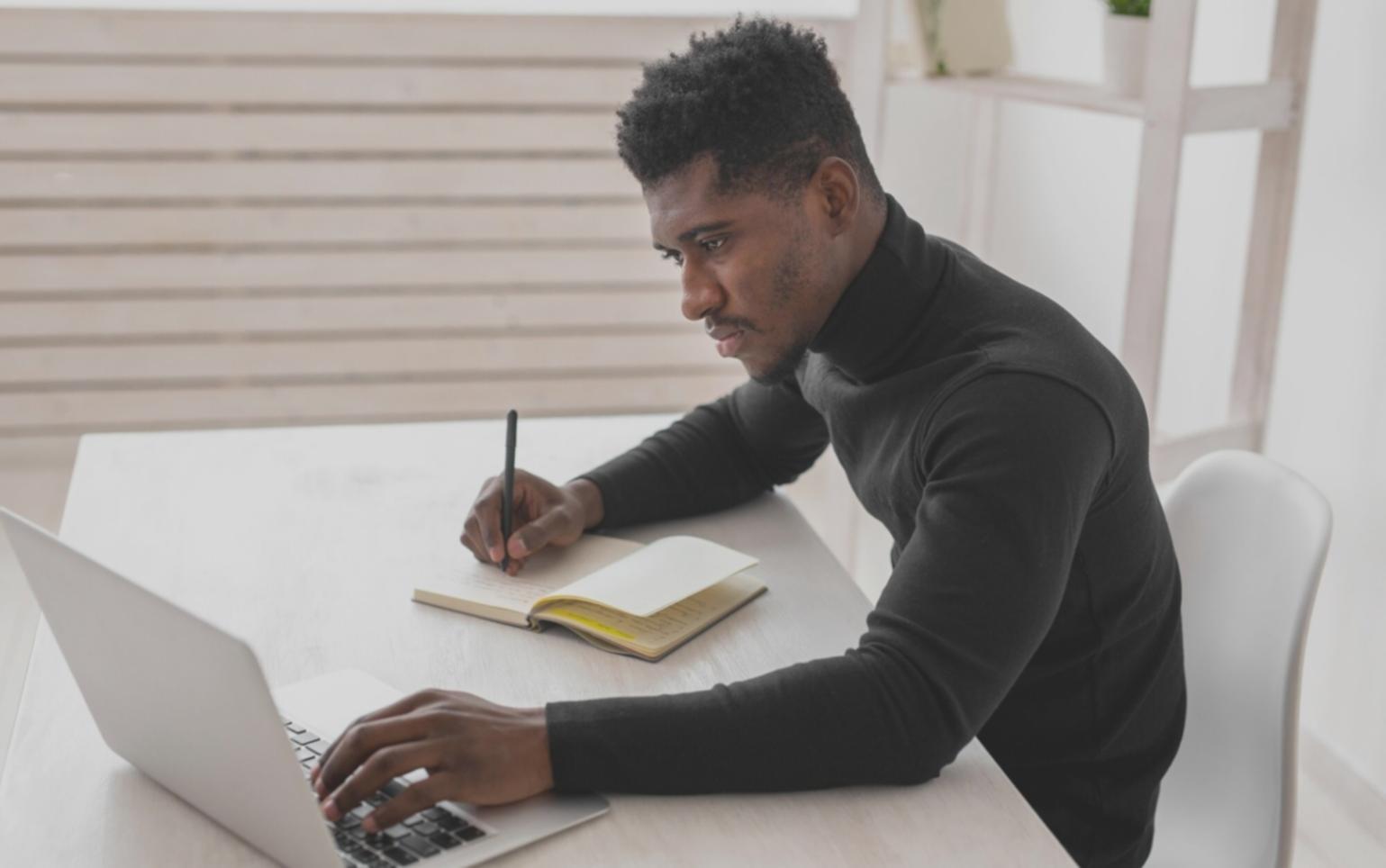 Person beim Studium von Finanzunterlagen und Notfallplanung